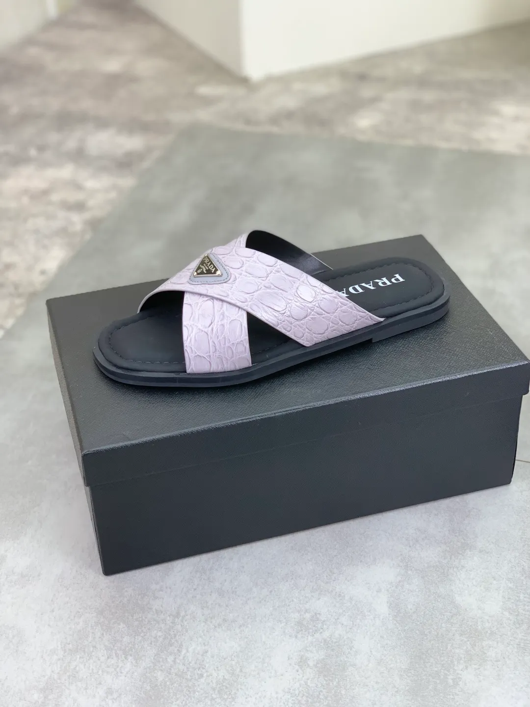 Men's shoes 💰P320💰【New style】🎁🎁🎁 PRADA Prada's new casual slippers, original official website 1:1, perfect workmanship, conveying a kind of noble luxury, sublimating its definition of luxury in Prada's high-end extraordinary craftsmanship. Original combination outsole, size: 39-46 colors 🉑️ to choose from